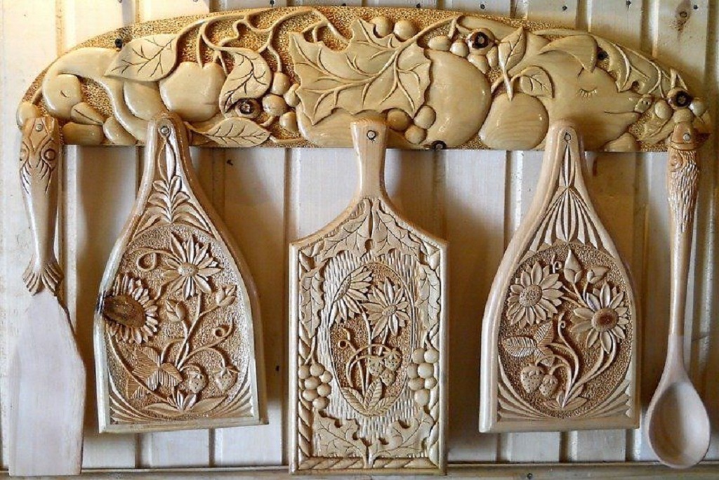 Hang a fan-shaped carved from wood